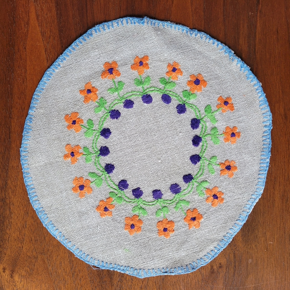 Colourful Embroidered Trivet/Coasters Set - Picture 2 of 15